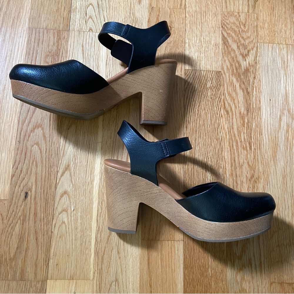 Universal Thread Black Faux Leather Clog Heels with Tan Wood-Look Platform